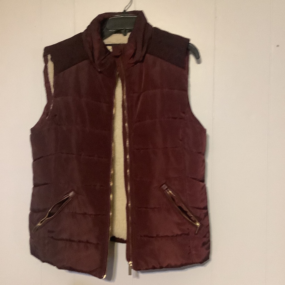 Sleeeveless Jacket- Brand Ci Sonon, sz Lg. Maroon, fleece lined